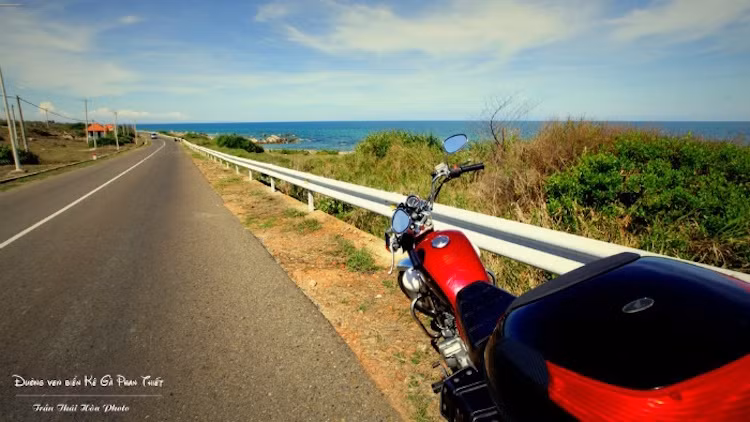 Cũng có những con đường đẹp, hành trình Sài Gòn - Phan Thiết còn gây hấp dẫn bởi những khúc cua vừa phải, chìm trong gió biển và bầu không khí thoáng đãng, trong lành.