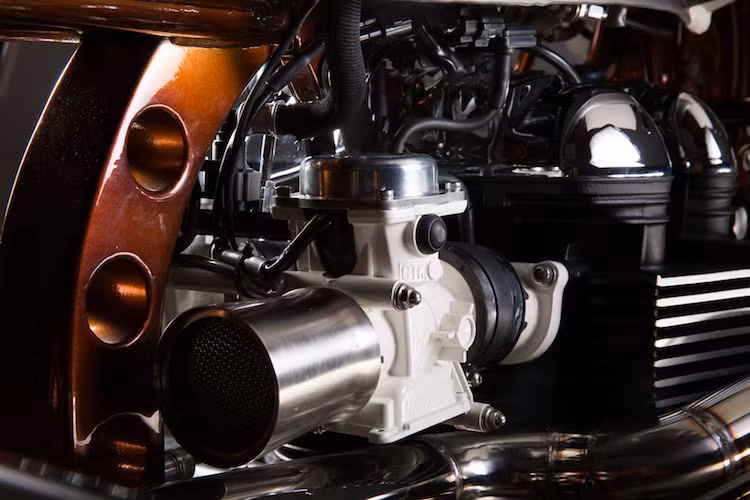 Dù sử dụng phun xăng điện tử nhưng Triumph lại thiết kế vỏ của hệ thống này giống chế hòa khí bình thường. Họng hút nguyên bản có kích thước khá lớn, chính vì vậy Mean Machines đã bỏ nó đi. Nút đề của xe nằm ngay phía trên hệ thống phun xăng điện tử.