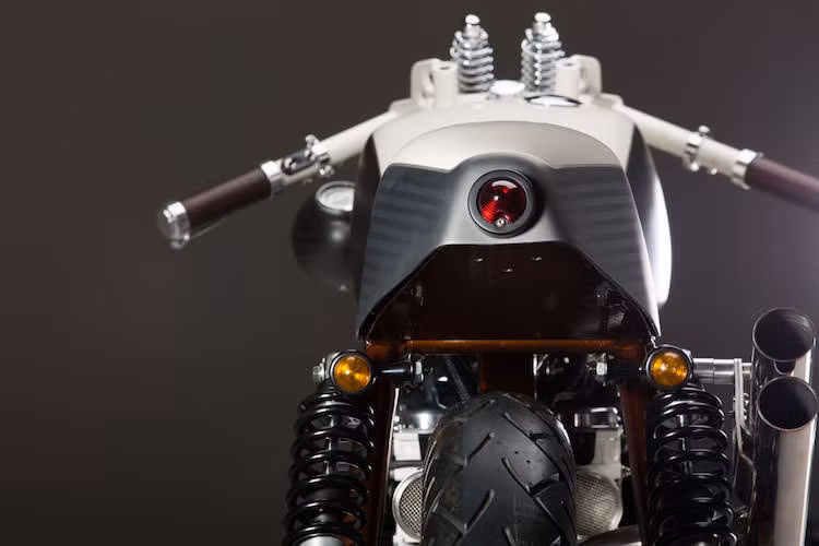 Các đèn hậu và đèn xi-nhan cũng được tích hợp đầy đủ vào trong thiết kế xe với đèn hậu gắn liền trong đuôi và cặp đèn pha ở vị trí phuộc sau.