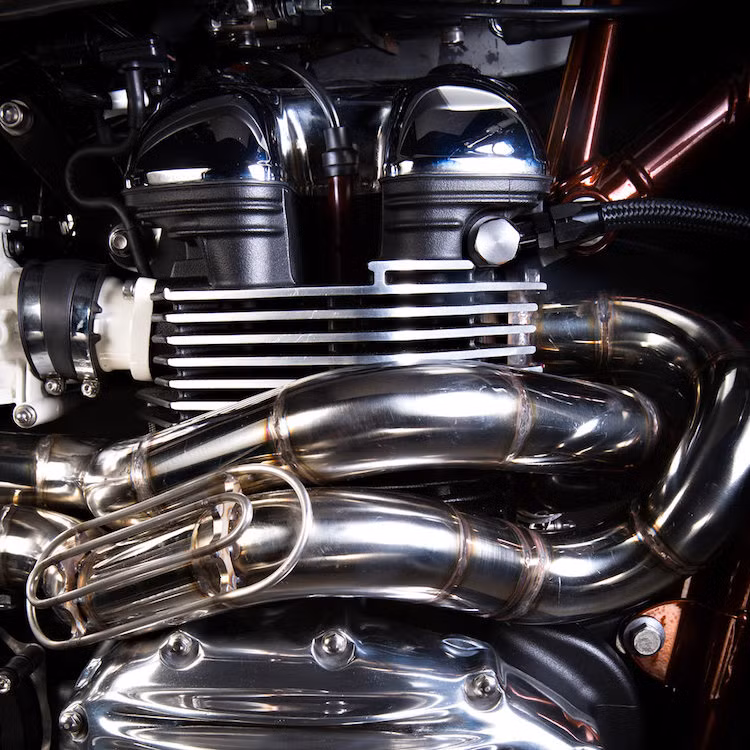 Khối động cơ 2 xi-lanh nguyên bản của Bonneville được giữ nguyên, nhưng có hai bên bưởng máy mạ chrome cùng với nắp cam. Cổ pô bằng thép được hàn đầy nghệ thuật và uốn theo nòng xi-lanh.