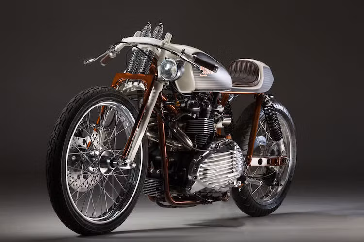 Ở phía trước, Wenley đã loại bỏ cặp phuộc ống lồng nguyên bản và thay vào đó là bộ càng "giò gà" springer từ một xưởng độ ở địa phương. Không chỉ dừng lại ở đó, phuộc của xe còn được rút gọn thêm 12,7 cm nữa để tạo dáng thấp đúng phong cách xe đua board tracker và gia cố cho cứng hơn.