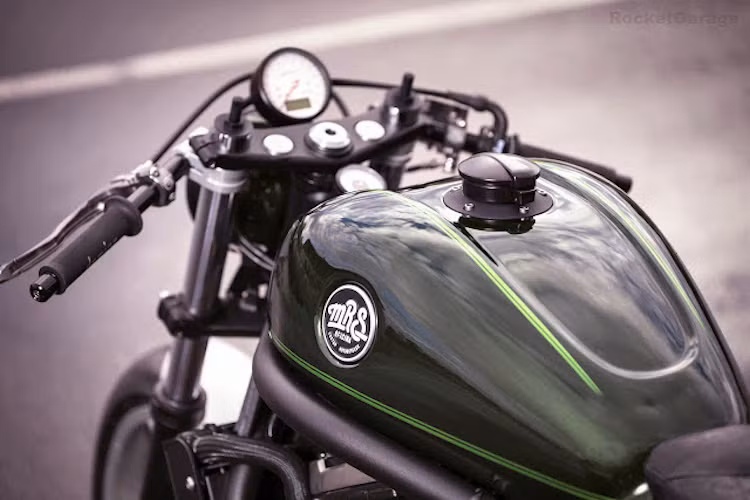 Bảng đồng hồ của xe được rút gọn tất cả các chức năng vào trong một đồng hồ Motogadget duy nhất. Bình xăng nguyên bản với dáng cong của chiếc môtô Vulcan S được giữ nguyên nhưng có gắn logo của hãng và nắp xăng "chế" lại.