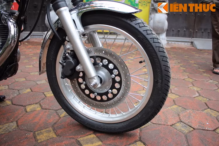 Xe vẫn sử dụng phuộc ống lồng truyền thống và bánh trước vành 18 inch, phanh đĩa 1 bên không có ABS.