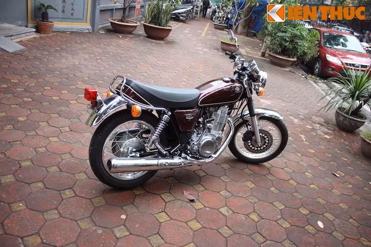 Ngay cả các lựa chọn màu sắc của SR400 cũng rất "đạo mạo" với các màu cổ điển như trắng, nâu và đen.