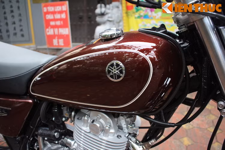 Bình xăng của chiếc xe có kích thước nhỏ và dáng thanh thoát hơn các dòng xe của những hãng Nhật khác, và chỉ được trang trí đơn giản với logo Yamaha và đường chỉ trắng bao quanh.