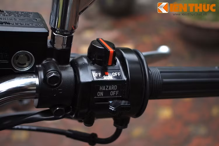 Ở bên còn lại, xe thậm chí còn có đèn cảnh báo nguy hiểm. Ngoài ra, công tắc tắt động cơ của SR400 cũng khá độc đáo với 3 nấc, trong đó nấc bật nằm giữa hai bên nút tắt.