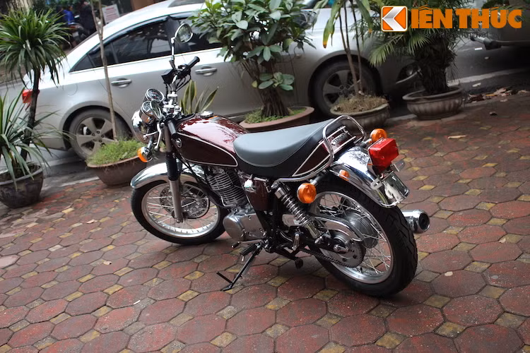 Ở dưới yên xe phía bên trái, SR400 còn bố trí một móc treo mũ bảo hiểm có khóa chống trộm.