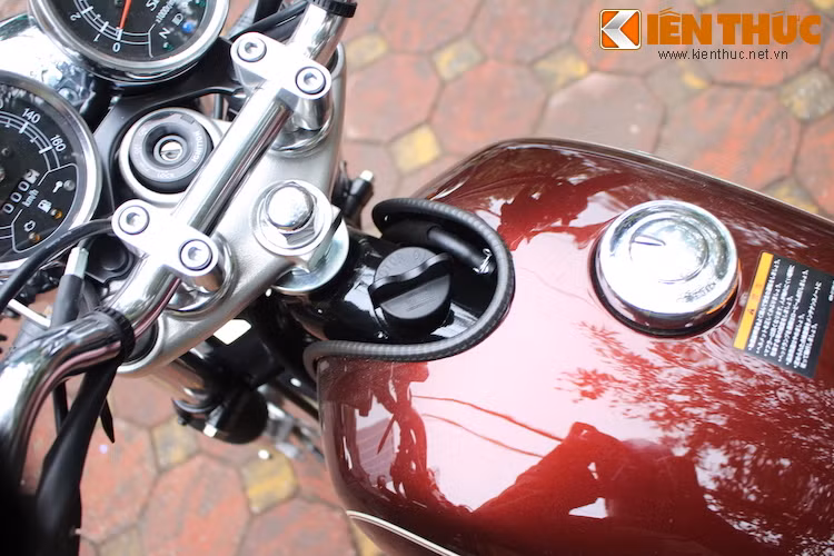 Một điểm khá đặc biệt của mẫu xe này đó là núm vặn bình dầu nằm trên khung xe, ngay giữa bình xăng và cổ phốt.