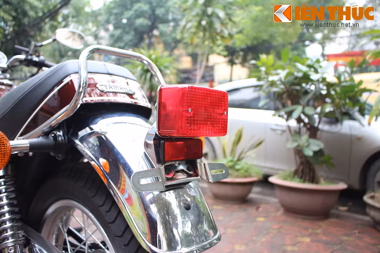 Chắn bùn sau trên SR400 được mạ chrome sáng bóng và kèm theo đèn hậu cùng pát biển số.