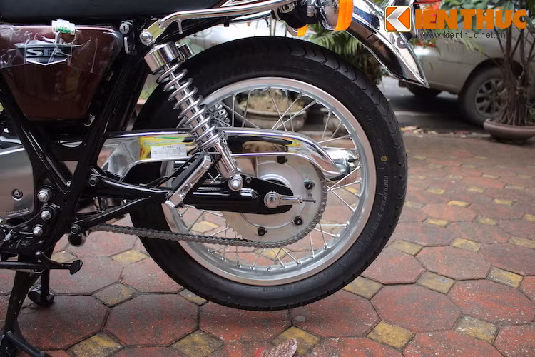 Động cơ truyền động tới bánh sau qua xích. Bánh sau vẫn sử dụng phanh tang trống cổ điển.