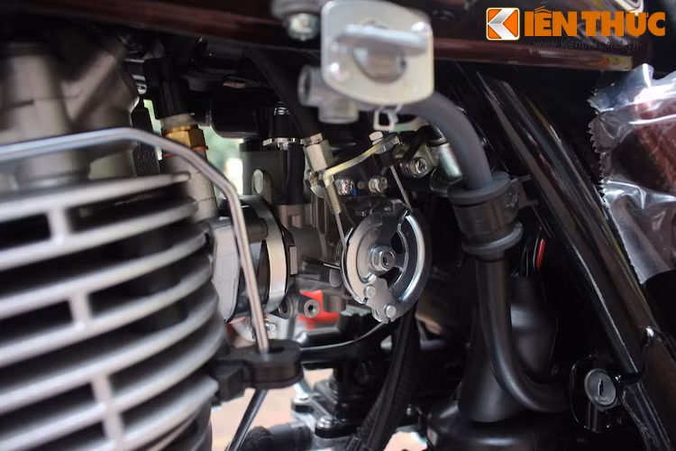 Tuy nhiên kể từ năm 2010, chiếc xe đã được trang bị hệ thống phun xăng điện tử để vận hành hiệu quả và đáp ứng tiêu chuẩn khí thải của các nước Âu Mỹ. Động cơ này có công suất khiêm tốn so với dung tích 400 cc: 24 mã lực/28 Nm.