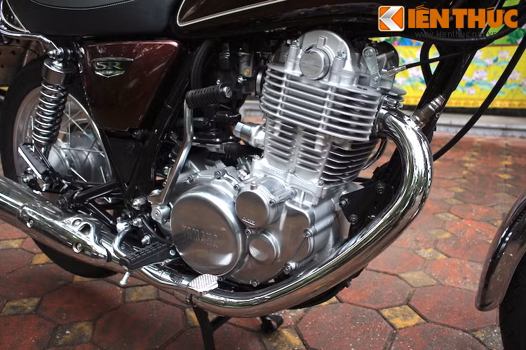 Động cơ của SR400 2015 vẫn là loại 4 kỳ 1 xi-lanh SOHC làm mát bằng không khí với dung tích 399 cc và có 5 cấp số.