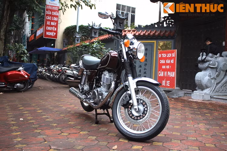  Yamaha SR400 là một dòng môtô phân khối lớn tầm trung, được ra mắt lần đầu từ năm 1978. Trải qua gần 40 năm, chiếc xe đã được người dùng trên toàn Thế giới ưa chuộng do có giá hợp lý, kết cấu đơn giản, kiểu dáng nền nã và dễ độ.