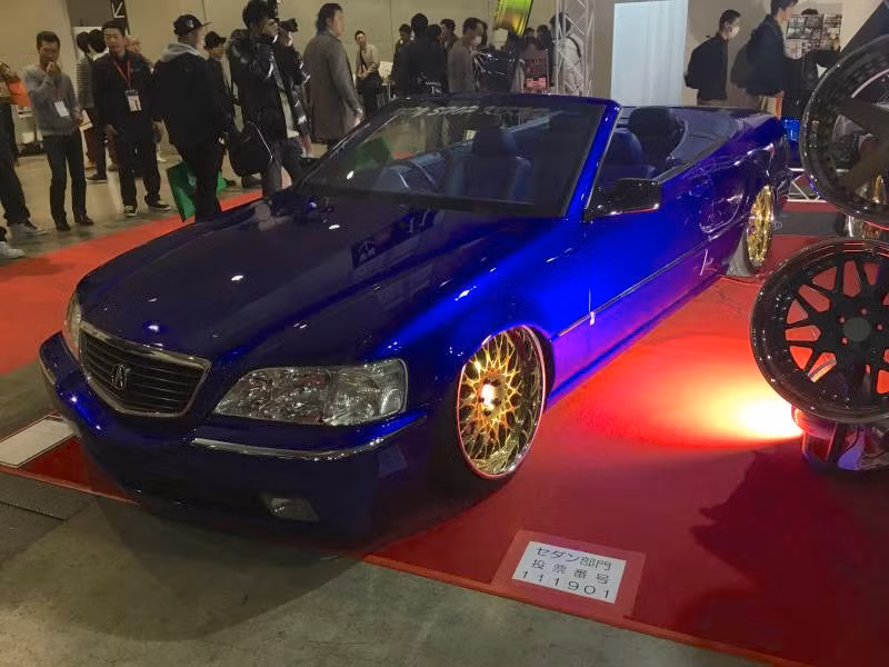 Honda vốn không sản xuất phiên bản mui trần của dòng xe Acura Legend, nhưng với những hãng độ tại TAS, không có gì là không thể.