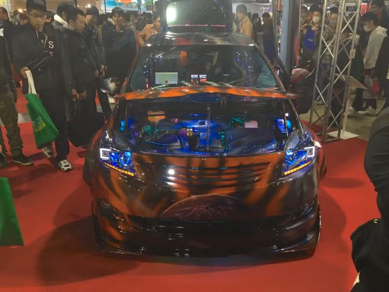 Một chiếc Toyota Prius được độ lại cầu kỳ với dàn đèn trang trí, bodykit thể thao và sơn màu đặc biệt.