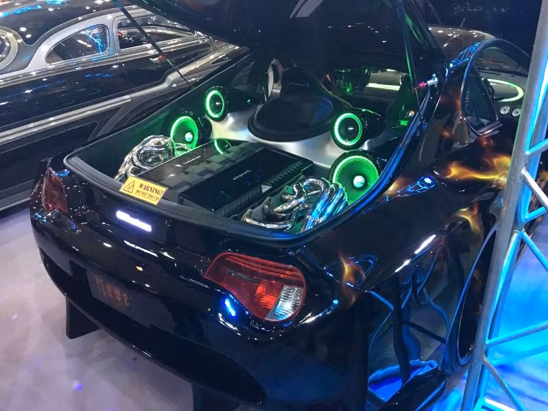 Một chiếc Toyota Supra độ widebody nhưng có đèn sau "chế" từ BMW Z4 và hệ thống âm thanh trong khoang hành lý.