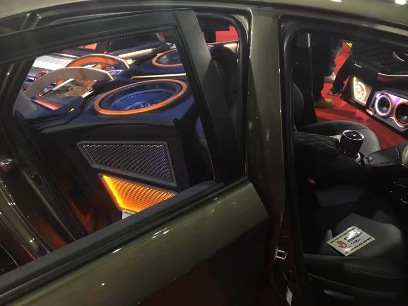 Toàn bộ khoang người ngồi sau trên một chiếc xe đã bị loại bỏ và thay bằng các thùng loa cực lớn.