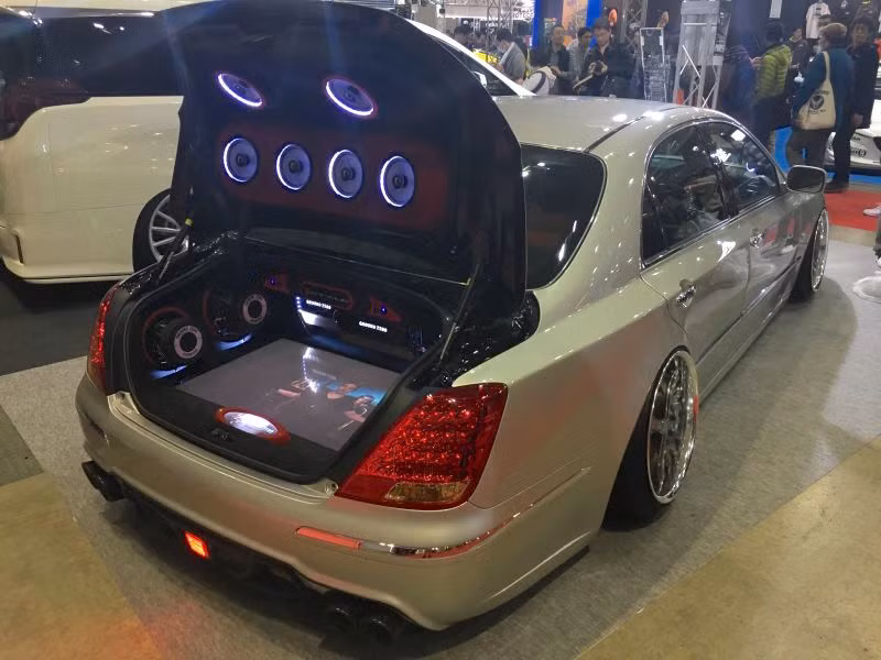 Xe sang Toyota Crown Athlete theo phong cách VIP với gầm thấp sát đất và dàn âm thanh choán hết khoang hành lý.