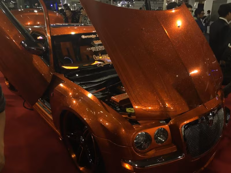 Ngay cả những mẫu xe Mỹ như Chrysler 300C cũng đã được các hãng Nhật độ cầu kỳ.