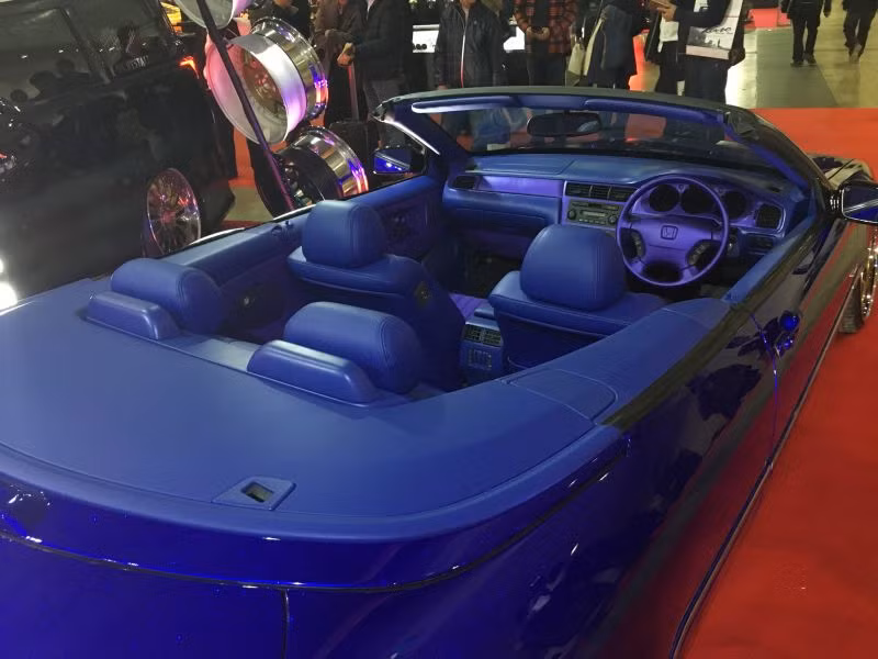 Không chỉ đơn thuần cắt mui, hãng độ này còn kỳ công chế riêng cho chiếc xe một bộ mui gập vải với khả năng đóng mở như được thiết kế từ nhà máy. Ngoài ra chiếc xe còn có nội thất màu tím đặc biệt.