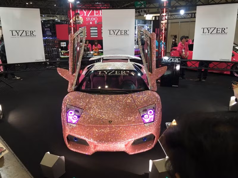 Một chiếc siêu xe Lamborghini Murcielago đã được dát pha lê Swarowski toàn thân. Tuy nhiên, mẫu xe này cũng vẫn được coi là "bình thường" khi so sánh trong triển lãm Tokyo Auto Salon.