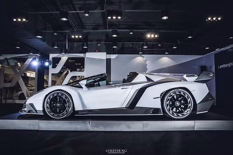 Giống như những siêu xe Lamborghi Veneno Coupe trước đó, Veneno Roadster sở hữu thân xe với thiết kế cực kỳ độc đáo, với kiểu dáng khí động học đầy phức tạp.