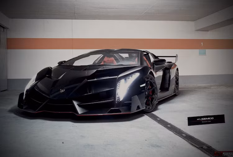 Tuy nhiên do nhận được phản hồi quá tích cực từ các đại gia trên Thế giới, sau đó Lamborghini đã tiếp tục tạo ra 9 chiếc Veneno phiên bản mui trần với tên gọi Veneno Roadster.