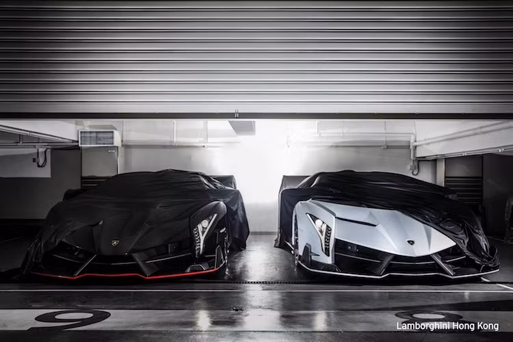 Năm 2013, Lamborghini đã sản xuất 5 chiếc Veneno để kỷ niệm 50 năm thành lập công ty. Trong đó, hãng chỉ bán ra đúng 3 chiếc cho khách hàng.