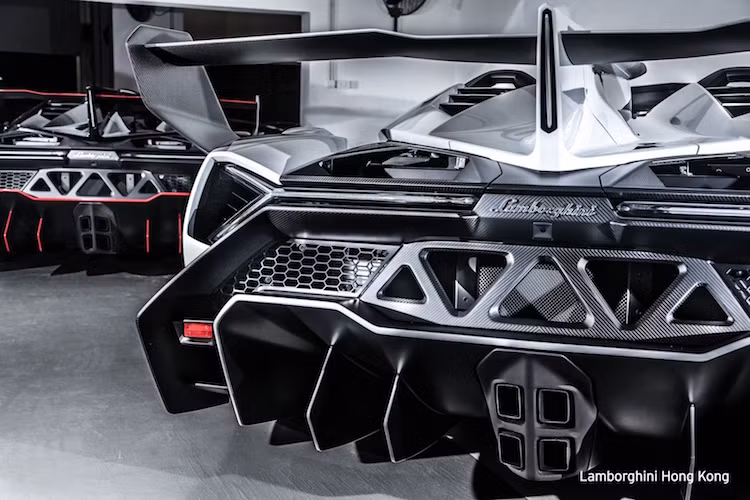 Nhờ động cơ cực mạnh, hệ dẫn động 4 bánh và hộp số ISR, Veneno Roadster có thể đạt tốc độ tối đa 356 km/h và tăng tốc từ 0-100 km/h chỉ trong 2,9 giây.