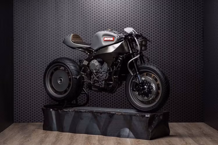 Motul Onirika 2853 là một tác phẩm độ từ mẫu naked bike MV Agusta Brutale 800, do 2 anh em người Ý Luca và Fabio Pozzato làm theo đơn đặt hàng của hãng dầu nhớt Motul.