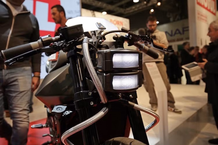 Phần đầu của chiếc xe độc đáo với cặp đèn pha LED chữ nhật, ẩn phía sau là các bó dây giấu trong ống gen thép gọn gàng và cặp tay lái clip-on tạo dáng streetfighter.