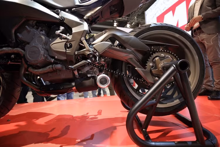 Động cơ 798 cc 3 xi-lanh nguyên bản của Brutale 800 được giữ nguyên, chỉ chế thêm hệ thống xả đặc biệt giấu bên dưới gầm xe.