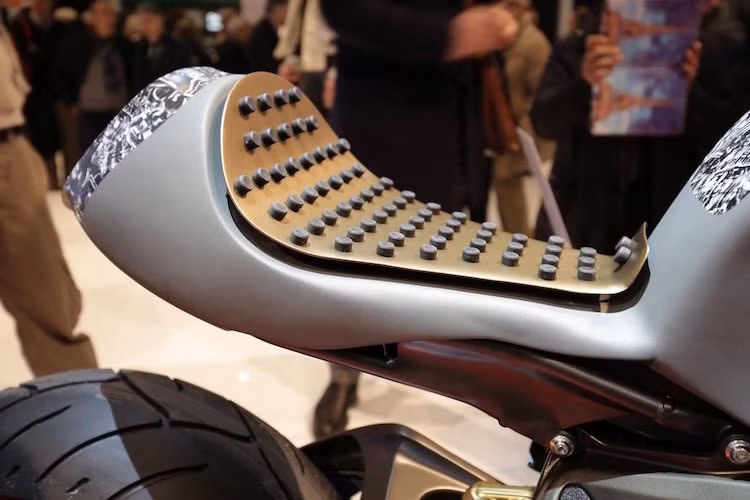 Phần yên xe cũng là một điểm đặc biệt khác của Onirika 2853 với khung xương bằng đồng và những chiếc đệm cao su xếp kín bên trên. Chính vì vậy, cảm giác điều khiển khi ngồi trên chiếc xe này chắc chắn sẽ rất kỳ dị!