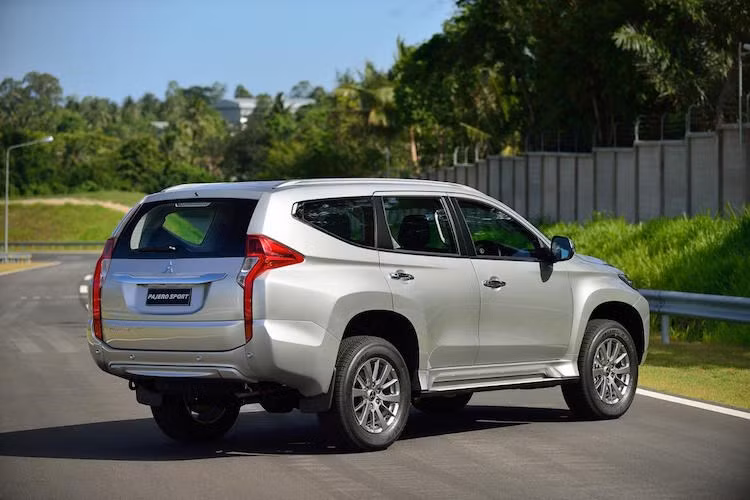 Pajero Sport sở hữu thiết kế cực độc đáo, lấy cảm hứng từ những mẫu concept như GC-PHEV và GR-HEV của Mitsubishi. Nội thất của xe có 7 hàng ghế rộng rãi và tiện nghi hơn Triton, trong khi sử dụng hoàn toàn hệ động lực bền bỉ của những chiếc Triton thế hệ mới hiện tại.