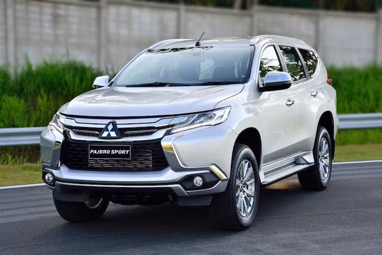 Giống như trường hợp của Fortuner và Hilux, dù thị trường Việt đã được đón nhận mẫu bán tải Mitsubishi Triton thế hệ mới từ đầu hè nhưng phải tới năm 2016 này, "người anh em" Pajero Sport 2016 mới có thể "đặt chân" tới Việt Nam.