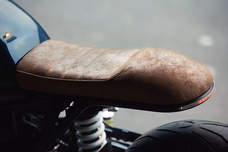 Cuối cùng, Willie đã rút gọn đuôi xe lại chỉ còn bộ yên bọc da lộn, cùng với đèn hậu dạng LED giấu ở trong khung phụ phía sau.