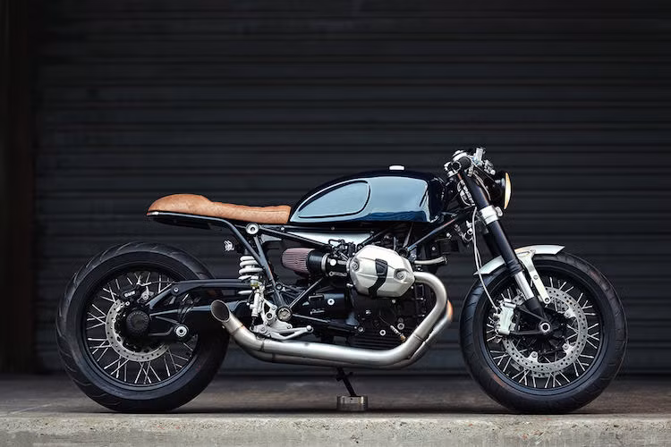 Chính vì vây, Willie Knoll từ xưởng Clutch Custom đã muốn tạo ra một bản độ R nine T đơn giản nhưng đậm chất "quý ông". Như một người thợ may vest, anh đã cẩn thận chỉnh sửa mọi góc độ của chiếc xe cho tới khi đạt được sự tinh tế một cách tối đa nhưng không "khoa trương".