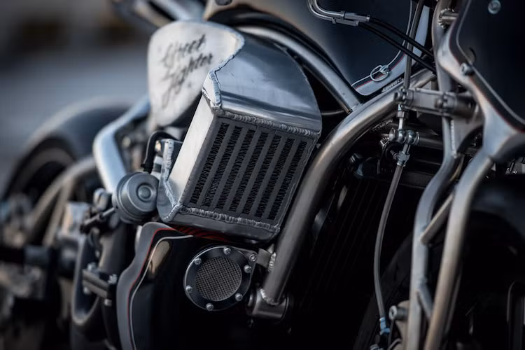 Để có thể chế được turbo vào động cơ, ông cũng phải "thửa riêng" hàng loạt các chi tiết đi kèm như bộ điều khiển áp suất, két tản nhiệt, cửa gió,...