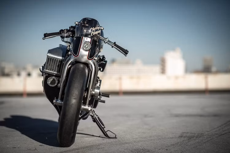 Trên bản độ Streetfighter này, gần như tất cả các chi tiết đều là "hàng thửa riêng", hoàn toàn thay đổi "tính cách" của chiếc xe. Bắt đầu từ phía trước, cặp phuộc nguyên bản của Street 750 đã được thay bằng bộ phuộc với kết cấu Girder từ khung thép chắc chắn.