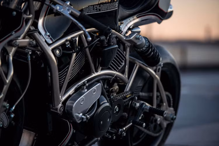 Bộ khung nguyên bản của Street 750 đã được Kurosu chỉnh sửa lại tới hơn 50%, tạo thành kết cấu trellis uốn lượn, lấy cảm hứng từ bộ phuộc trước và khiến chiếc xe có "thế" streetfighter dữ dằn hơn.