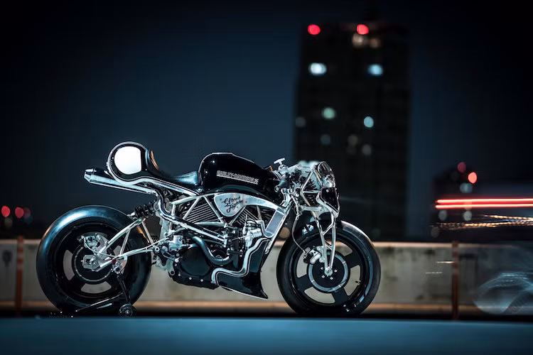 Cuối cùng, xưởng sơn Nomad giúp Kurosu phủ lớp màu đen lên các chi tiết thân vỏ, trong khi Skunk làm cho ông một bộ yên da dành riêng cho chiếc xe.