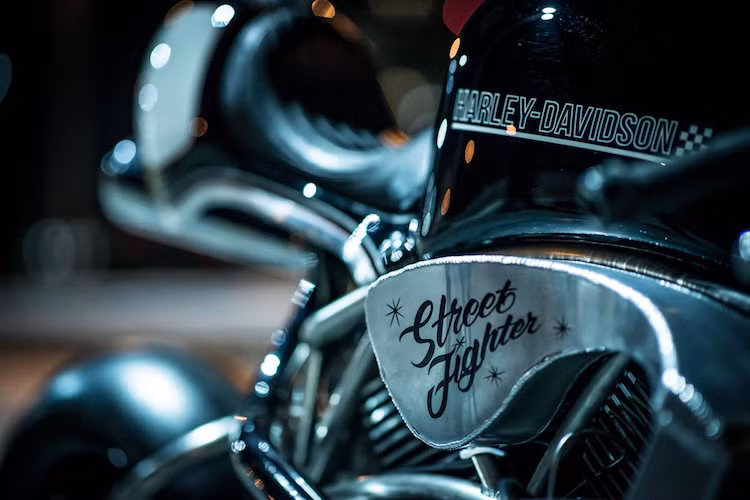 Đặc biệt, khối động cơ V-Twin nguyên bản của Street 750 đã được Kurosu trang bị thêm turbo tăng áp từ xe hơi, giúp công suất của chiếc xe tăng mạnh để phù hợp với ngoại hình mới cực "chiến.