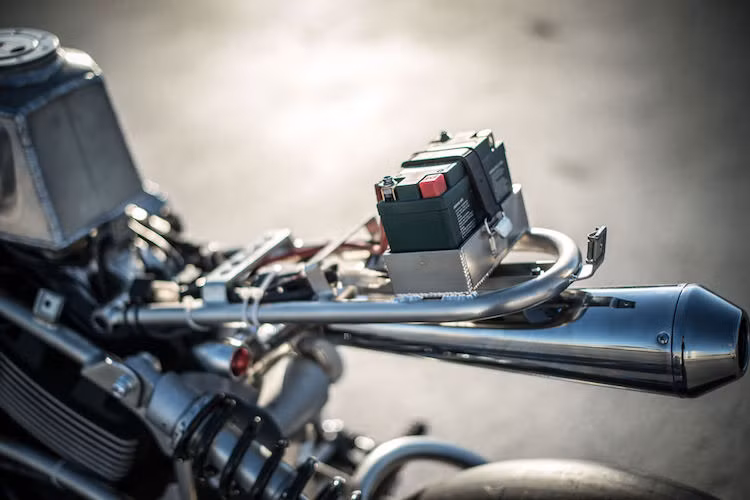 Phần đuôi với "gò" theo phong cách cafe racer giúp che đi bình ắc-quy của chiếc xe, trong khi toàn bộ hệ thống xả cũng đã được Kurosu chế riêng để phù hợp với động cơ tăng áp.