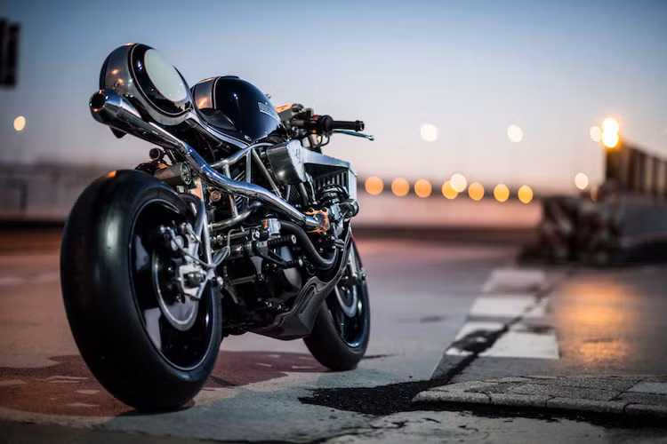 Tất cả các chi tiết đặc chế đã được Kurosu hoàn thiện một cách tỉ mỉ từ thép, với những mối hàn "đều tăm tắp" sau đó được đánh bóng. Riêng vỏ xe gồm nắp che bình xăng, đuôi xe và phần bụng dưới của chiếc xe được tạo hình bằng tay từ nhôm.