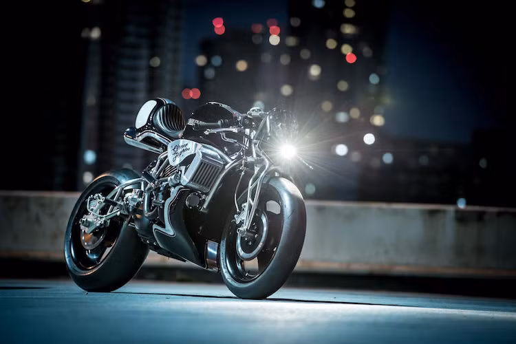 Mặc dù "sở trường" của Kurosu là Harley-Davidson cổ nhưng ông hoàn toàn có khả năng độ một chiếc xe "mới tinh" như Street 750, đồng thời vượt qua những giới hạn thông thường.