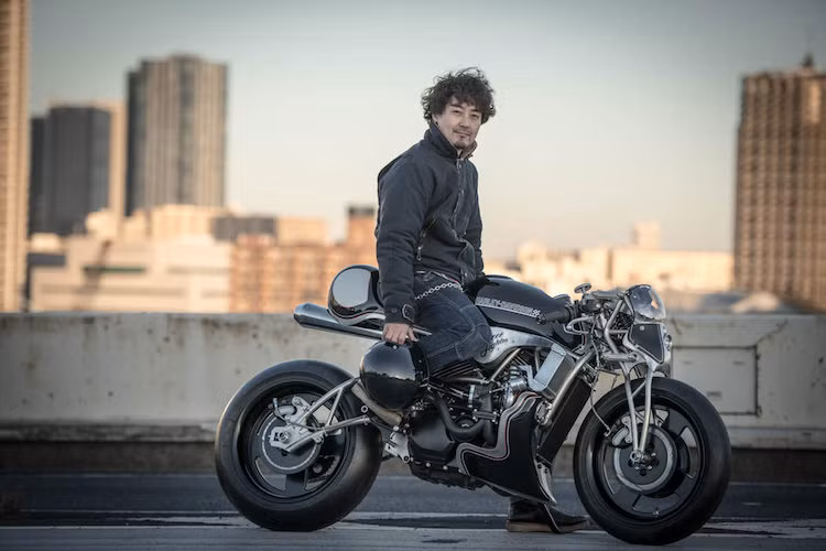 Kaichiroh Kurosu - người sáng lập xưởng Cherry's Company là một trong những nhà độ xe máy giỏi nhất Nhật Bản, với kinh nghiệm hơn 20 năm "chuyên trị" Harley-Davidson. Bản độ Harley-Davidson Street 750 streetfighter turbo của ông là một trong 5 mẫu xe thuộc dự án độ Street 750 của HD Nhật Bản.