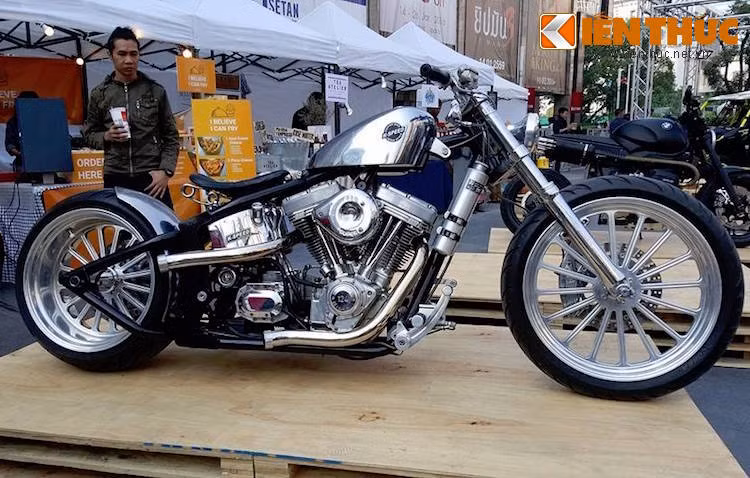 Một chiếc Harley độ theo phong cách bobber với toàn thân được đánh bóng và cặp bánh CNC "khủng" của xưởng K-Speed.