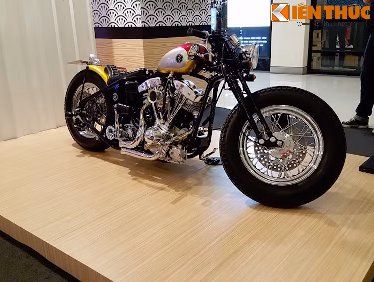 Harley-Davidson độ theo phong cách bobber hoài cổ với giảm xóc giò gà, lốp vintage và máy mạ chrome sáng bóng.