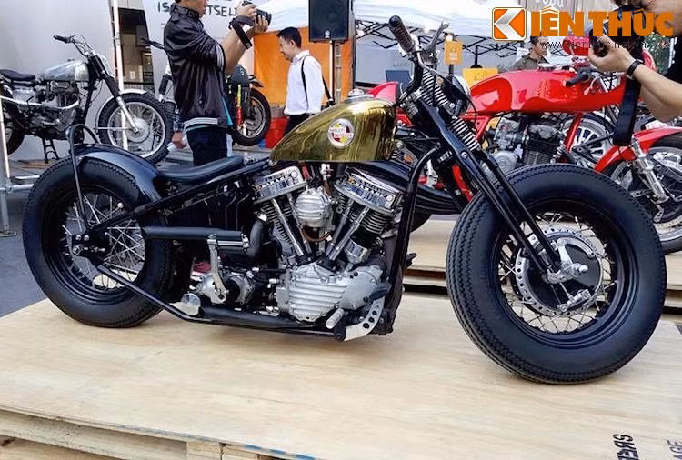 Một chiếc Harley đời cũ được độ bobber khác ở gian của K-Speed.
