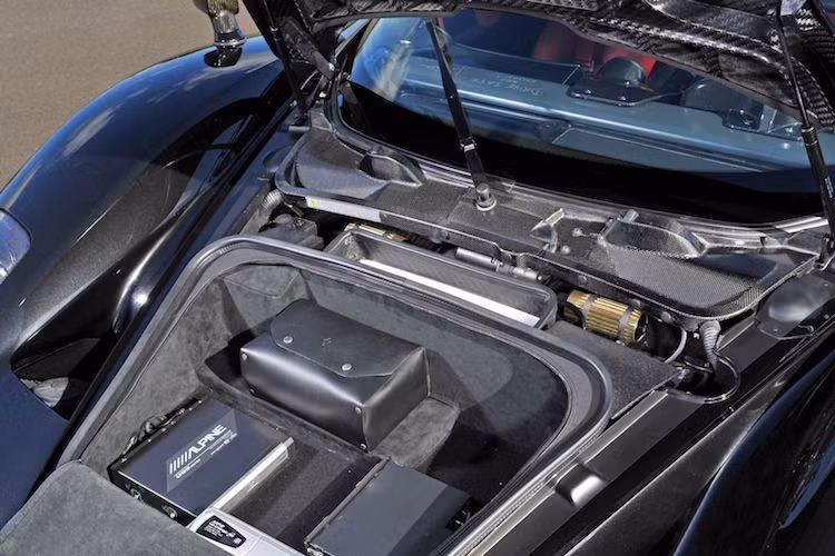 Trong khoang lái của chiếc Enzo này còn có hệ thống âm thanh Alpine, với âm-li đặt ở khoang hành lý phía trước xe.